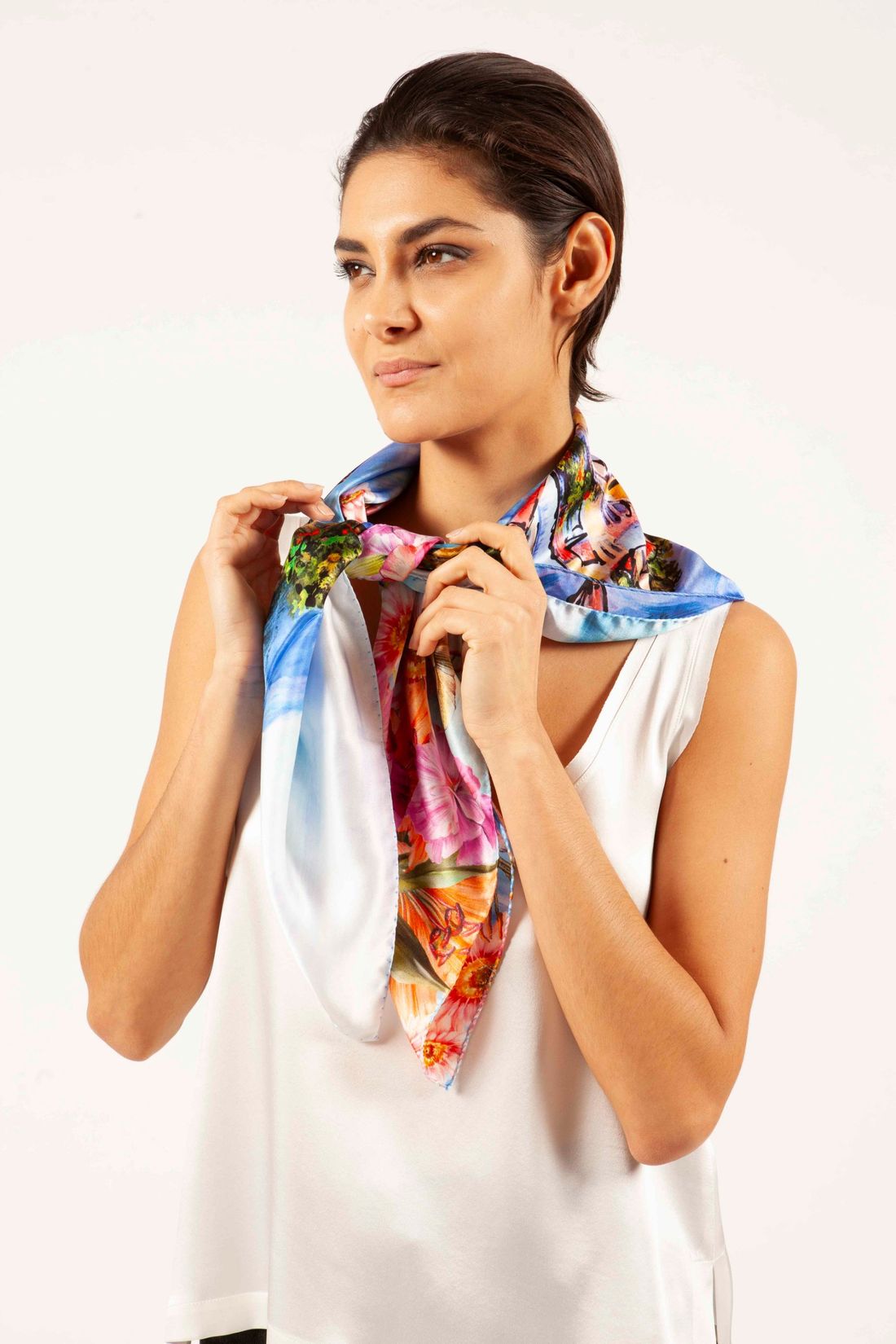 Foulard in seta dipinto annodato al collo