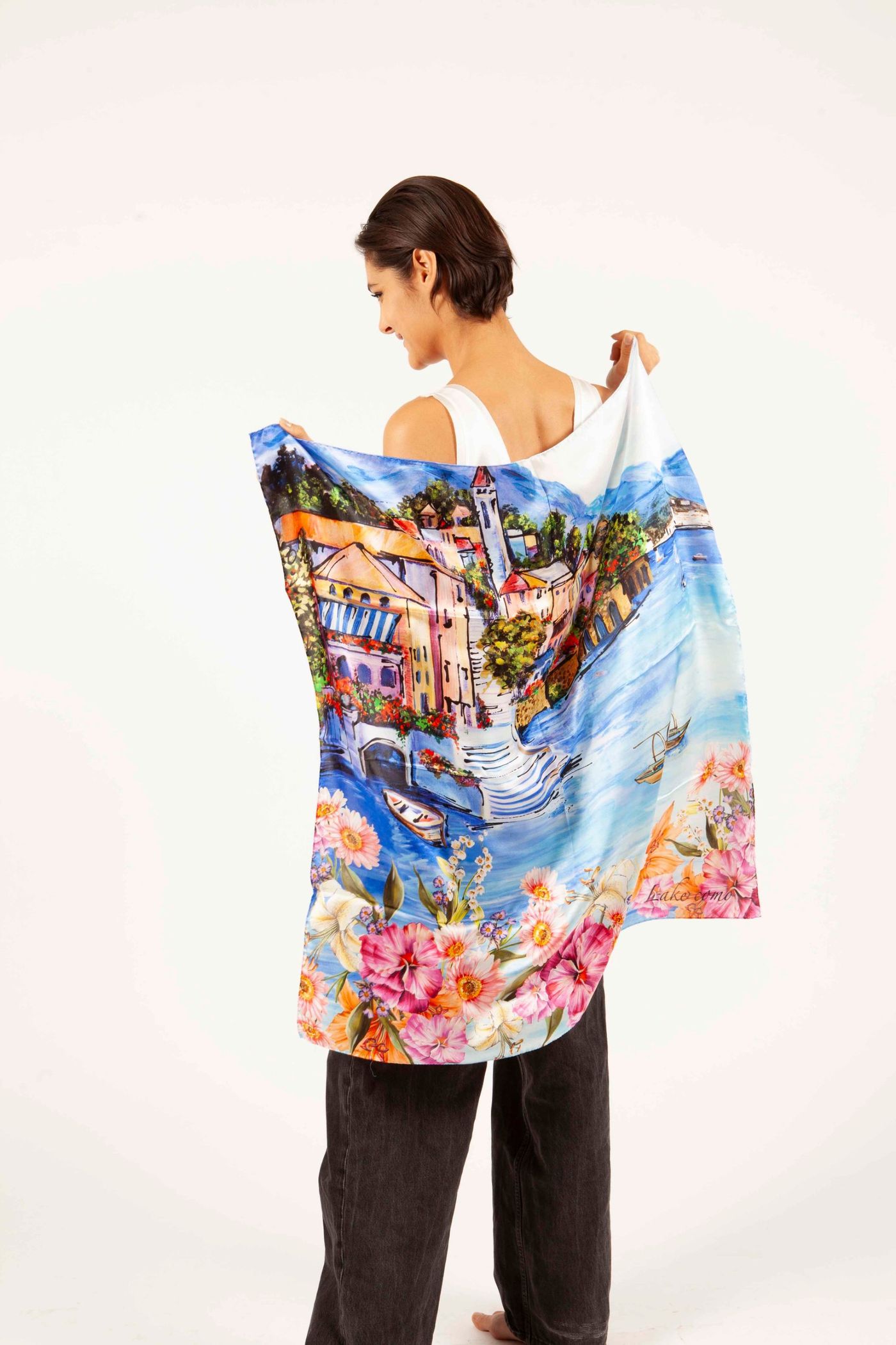 Foulard in seta con il Lago di Como dipinto, tenuto aperto